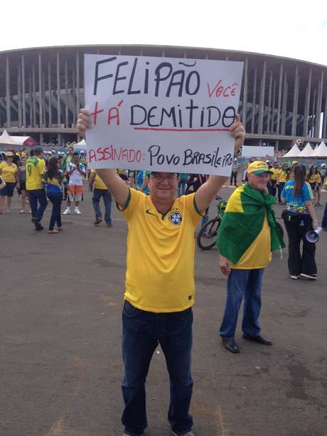 Torcedor pede saída de Felipão <p>Torcedor pede saída de Felipão</p>