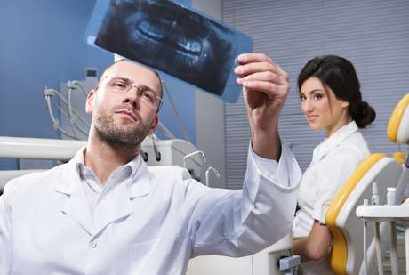 amoklv / ThinkStock <p>Consulte a su dentista y a su médico si hay una recomendación de aspirina para el tratamiento de algún problema de salud</p>