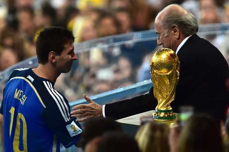 Messi recebe os parabéns de Blatter após ser escolhido o melhor jogador da competição Messi recebe os parabéns de Blatter após ser escolhido o melhor jogador da competição