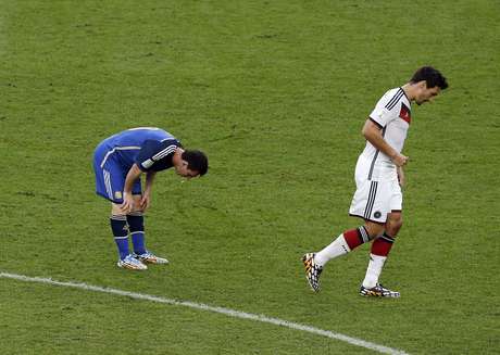Messi vomita em campo durante a final da Copa do Mundo contra a Alemanha no Maracanã Messi vomita em campo durante a final da Copa do Mundo contra a Alemanha no Maracanã