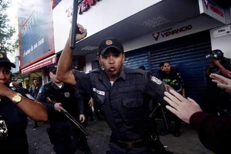 Na foto, o fotógrafo do Terra, Mauro Pimentel, é atingido por cacetete de PM durante protesto <p>Na foto, o fotógrafo do Terra, Mauro Pimentel, é atingido por cacetete de PM durante protesto</p>