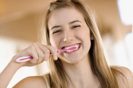 Jupiterimages / ThinkStock <p>Los cepillos dentales eléctricos son una buena opción para limpiar los dientes, pero los comunes son eficaces si se usan correctamente. </p>
