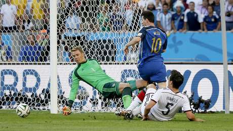 Messi tenta marcar contra a Alemanha em disputa com Hummels no Maracanã Messi tenta marcar contra a Alemanha em disputa com Hummels no Maracanã