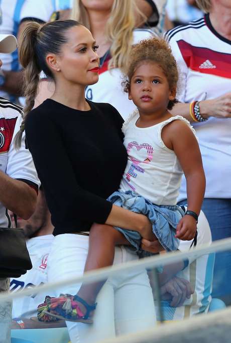 Mandy Capristo terminou, mas depois reatou com Mesut Özil Mandy Capristo terminou, mas depois reatou com Mesut Özil