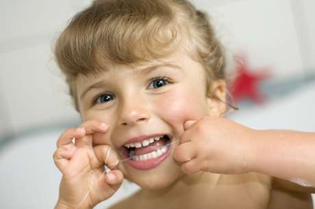 Wojciech Gajda / ThinkStock <p>La mejor forma de destacar la importancia de pasarse hilo dental es asegurarse de que esta actividad forme parte de su rutina diaria de cuidado dental.</p>