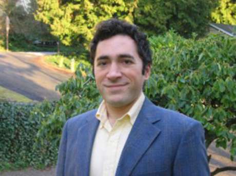 Babak Parviz trabalhou no Google entre 2010 e 2013, neste período criou o Google Glass e o Google X Babak Parviz trabalhou no Google entre 2010 e 2013, neste período criou o Google Glass e o Google X