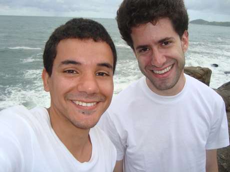 Amigos há 20 anos, Thiago Mello e Beto Stoler se aproximaram após uma briga sem motivo no colégio. Hoje são como irmãos, se falam e se veem com frequência, e tentam estar sempre presente na vida um do outro Amigos há 20 anos, Thiago Mello e Beto Stoler se aproximaram após uma briga sem motivo no colégio. Hoje são como irmãos, se falam e se veem com frequência, e tentam estar sempre presente na vida um do outro