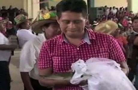 Imprensa mexicana divulgou nesta terça-feira imagens do casamento em que o político aparece ao lado do réptil, que usou uma espécie de vestido branco de noiva. <p>Imprensa mexicana divulgou nesta terça-feira imagens do casamento em que o político aparece ao lado do réptil, que usou uma espécie de vestido branco de noiva.</p>