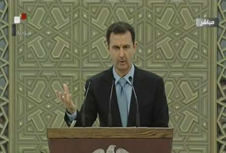 O presidente Bashar al-Assad discursa durante cerimônia de posse para novo mandato em meio à guerra na Síria; a cerimônia foi transmitida pela televisão estatal do país O presidente Bashar al-Assad discursa durante cerimônia de posse para novo mandato em meio à guerra na Síria; a cerimônia foi transmitida pela televisão estatal do país