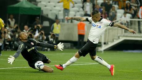Wellington Silva errou e deixou Guerrero sozinho na área para fazer o gol <p>Wellington Silva errou e deixou Guerrero sozinho na área para fazer o gol</p>