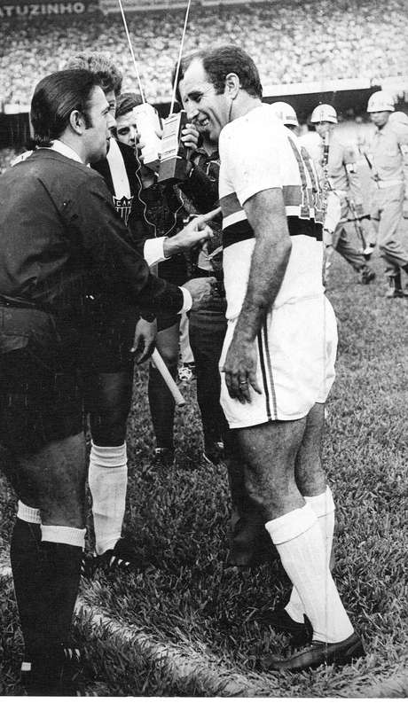Armando Marques cumprimenta o meia Gérson, do São Paulo, em partida de 1971 Armando Marques cumprimenta o meia Gérson, do São Paulo, em partida de 1971