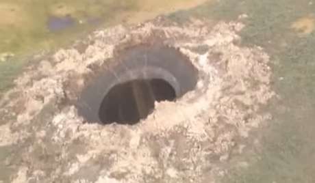Há boatos de que a cratera tenha sido causada pela queda de um meteorito <p>Há boatos de que a cratera tenha sido causada pela queda de um meteorito</p>