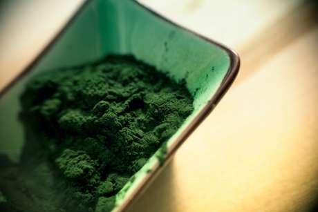 <p>La spirulina contiene triptófano, antidepresivo por excelencia; así como fenilalanina, que favorece la sensación de saciedad.</p>