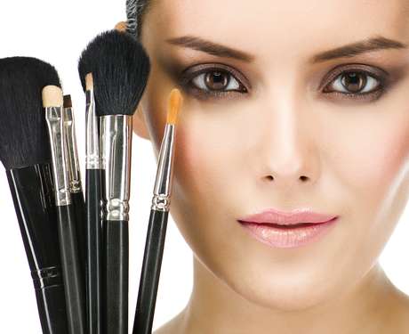 Además de colorear la cara y cubrir imperfecciones, los maquillajes también pueden ayudar a combatir la grasa, la deshidratación, la flacidez y el acné. Además de colorear la cara y cubrir imperfecciones, los maquillajes también pueden ayudar a combatir la grasa, la deshidratación, la flacidez y el acné.