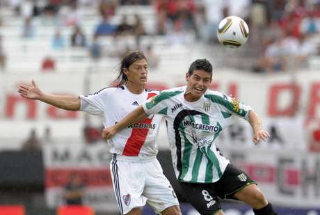 Getty Images Ganó su primer título en Argentina con Banfield. Acá pelea un balón con Almeyda de River Plate.