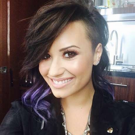 Demi Lovato troca cabelo longo por médio Demi Lovato troca cabelo longo por médio