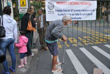 Paciente em frente ao prédio da Santa Casa em São Paulo Paciente em frente ao prédio da Santa Casa em São Paulo
