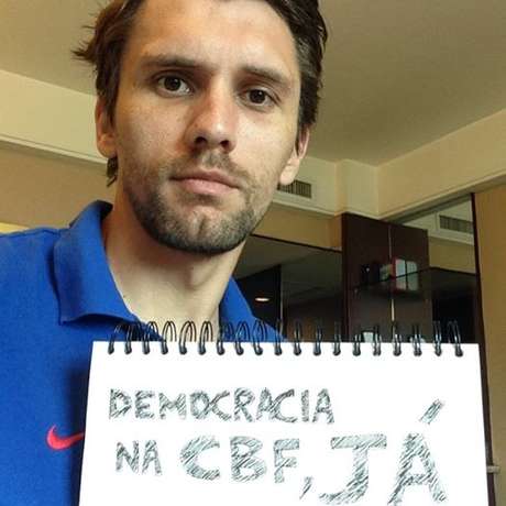 Paulo André estimulou torcedores a levarem cartazes aos jogos, pedindo a democracia na CBF Paulo André estimulou torcedores a levarem cartazes aos jogos, pedindo a democracia na CBF