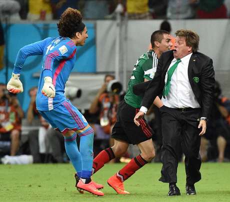 AFP Miguel Herrera y Guillermo Ochoa al momento de celebrar un gol ante Croacia.