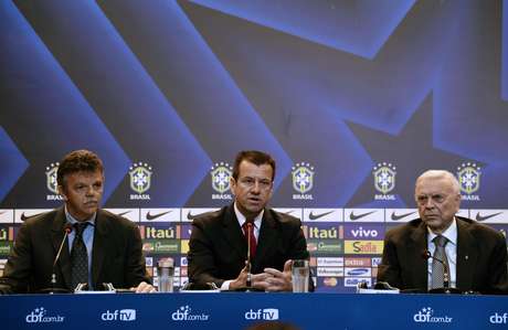 AFP en español <p>El flamante técnico junto a Gilmar Rinaldi (a la izquierda, coordinador de las selecciones de Brasil) y José María Marín, presidente de la CBF.</p>
