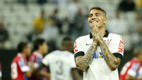 Guerrero sentiu um incômodo e acabou substituído no intervalo da partida Guerrero sentiu um incômodo e acabou substituído no intervalo da partida