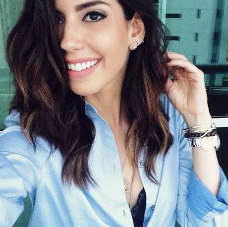 Blogueira Camila Coutinho adota médio repicado Blogueira Camila Coutinho adota médio repicado