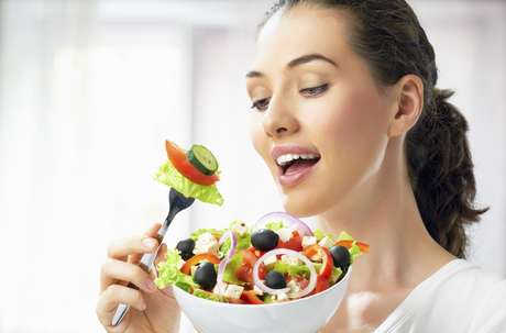 Comer frutas e vegetais não é medida única e efetiva para a perda de peso <p>Comer frutas e vegetais não é medida única e efetiva para a perda de peso</p>
