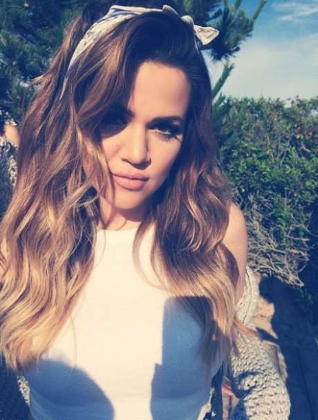 Khloé usa tiara e cria look romântico Khloé usa tiara e cria look romântico