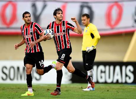 Kaká anotou o único gol do São Paulo no jogo Kaká anotou o único gol do São Paulo no jogo