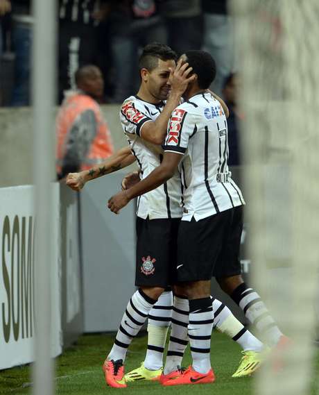 Petros agradece assistência de Elias para ampliar o marcador Petros agradece assistência de Elias para ampliar o marcador