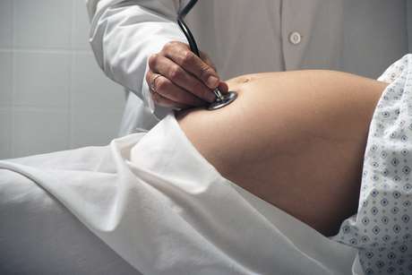 O Ministério da Saúde e entidades da área de ginecologia e obstetrícia condenam a manobra de Kristeller devido à sua ineficácia e aos riscos que traz à mãe e ao bebê <p>O Ministério da Saúde e entidades da área de ginecologia e obstetrícia condenam a manobra de Kristeller devido à sua ineficácia e aos riscos que traz à mãe e ao bebê </p>