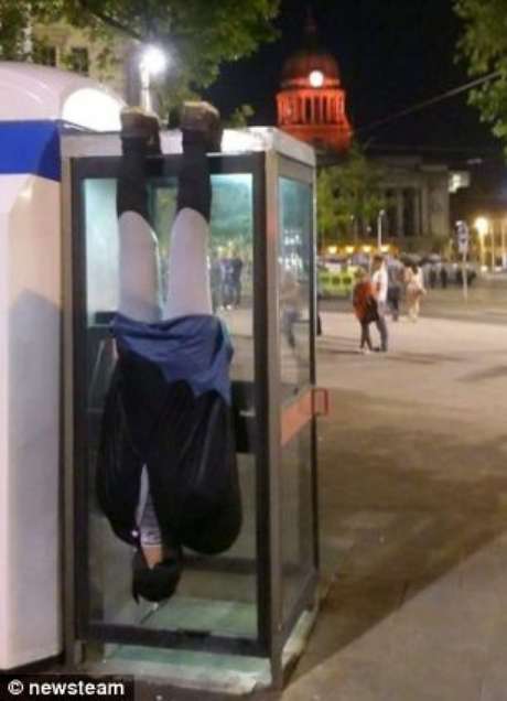 Batman misterioso aparece em monumentos de cabeça para baixo Batman misterioso aparece em monumentos de cabeça para baixo