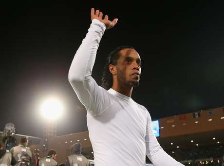 Ronaldinho renovou contrato com o time mineiro no início de 2014 após longa negociação - o presidente Alexandre Kalil disse à época que o jogador era "apaixonado" pela torcida Ronaldinho renovou contrato com o time mineiro no início de 2014 após longa negociação - o presidente Alexandre Kalil disse à época que o jogador era "apaixonado" pela torcida