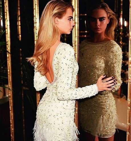 A top britânica Cara Delevingne investiu em fios soltos e com ondas A top britânica Cara Delevingne investiu em fios soltos e com ondas