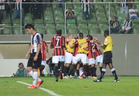 Jogadores do Atlético-PR comemoram gol da vitória, no Estádio Independência Jogadores do Atlético-PR comemoram gol da vitória, no Estádio Independência