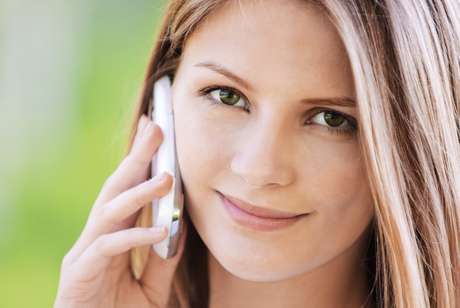 Indispensable en la rutina de la mayoría de las mujeres, el teléfono móvil puede convertirse en un enemigo de la belleza, porque el uso excesivo puede causar alergias e incluso la aparición de manchas y arrugas en la piel. Indispensable en la rutina de la mayoría de las mujeres, el teléfono móvil puede convertirse en un enemigo de la belleza, porque el uso excesivo puede causar alergias e incluso la aparición de manchas y arrugas en la piel.