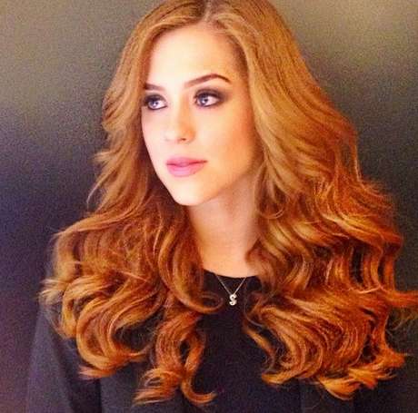 Sophia Abrahão investiu em cabelo solto com ondas marcantes Sophia Abrahão investiu em cabelo solto com ondas marcantes