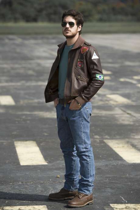 Após perder os pais, Rafael (Marco Pigossi) foi criado pelos tios e se tornou piloto de avião. Ele já pensou em abandonar a namorada Vitória, mas, pressionado pela tia, é empurrado cada vez mais ao altar. Tudo piora depois da tragédia com Alex, quando se apaixona por Sandra. <p>Após perder os pais, <strong>Rafael (Marco Pigossi) </strong>foi criado pelos tios e se tornou piloto de avião. Ele já pensou em abandonar a namorada Vitória, mas, pressionado pela tia, é empurrado cada vez mais ao altar. Tudo piora depois da tragédia com Alex, quando se apaixona por Sandra.</p>
