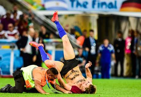 Torcedor invade o gramado durante partida final da Copa, entre Alemanha e Argentina, no Estádio do Maracanã. Rio de Janeiro <p>Torcedor invade o gramado durante partida final da Copa, entre Alemanha e Argentina, no Estádio do Maracanã. Rio de Janeiro</p>