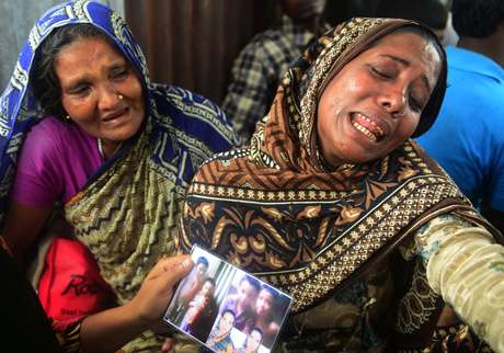 Mulher chora por ter irmão desaparecido em acidente com embarcação em Bangladesh Mulher chora por ter irmão desaparecido em acidente com embarcação em Bangladesh