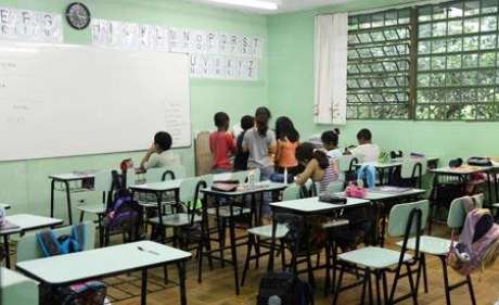 Pais devem ler atentamente contrato que irá assinar com a escola e guardar uma cópia <p>Pais devem ler atentamente contrato que irá assinar com a escola e guardar uma cópia</p>