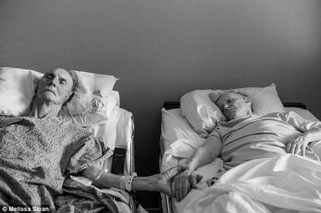 No último domingo, a idosa morreu enquanto dormia (bem ao lado do marido). O corpo de Maxine foi retirado do quarto e, horas depois, foi Don quem morreu <p><span style="font-size: 15px;">No último domingo, a idosa morreu enquanto dormia (bem ao lado do marido). O corpo de Maxine foi retirado do quarto e, horas depois, foi Don quem morreu</span></p>