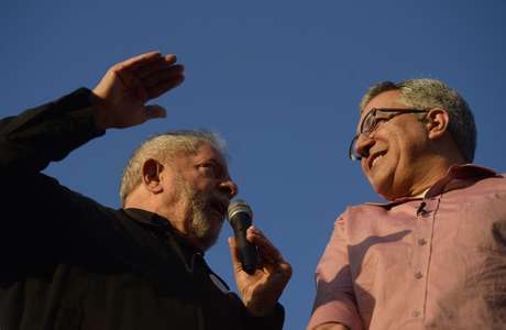 Ex-presidente tenta impulsionar popularidade do candidato do PT ao governo paulista Ex-presidente tenta impulsionar popularidade do candidato do PT ao governo paulista