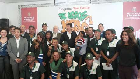 O prefeito de São Paulo, Fernando Haddad (PT), com os primeiros benefeciários do programa "De Braços Abertos" que conseguiram um emprego com carteira assinada, em agosto de 2014 <p>O prefeito de São Paulo, Fernando Haddad (PT), com os primeiros benefeciários do programa "De Braços Abertos" que conseguiram um emprego com carteira assinada, em agosto de 2014</p>