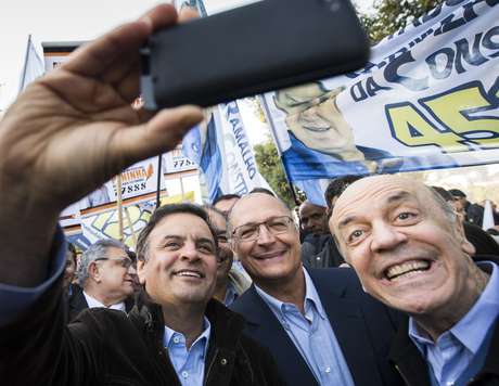 Aécio, Alckmin e Serra fazem uma selfie Aécio, Alckmin e Serra fazem uma selfie