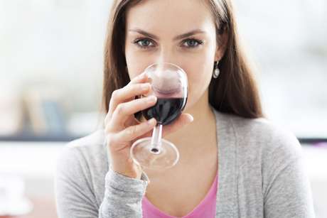Apenas 16% das pessoas consideram o efeito do álcool para a saúde bucal <p>Apenas 16% das pessoas consideram o efeito do álcool para a saúde bucal</p>