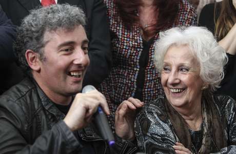 Guido Montoya Carlotto fala em sua primeira aparição pública ao lado da avó, Estela de Carlotto, em Buenos Aires, em 8 de agosto <p>Guido Montoya Carlotto fala em sua primeira aparição pública ao lado da avó, Estela de Carlotto, em Buenos Aires, em 8 de agosto</p>