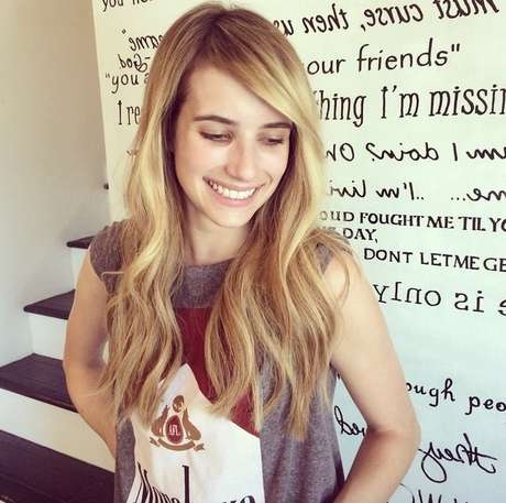 Emma Roberts adota cabelo longo e loiro Emma Roberts adota cabelo longo e loiro