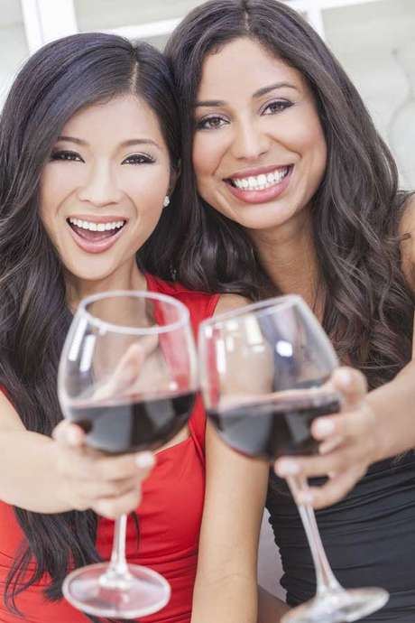Os vinhos tintos têm uma acidez que contribui para a desmineralização dos dentes e permite uma adesão dos pigmentos naturais da bebida Os vinhos tintos têm uma acidez que contribui para a desmineralização dos dentes e permite uma adesão dos pigmentos naturais da bebida