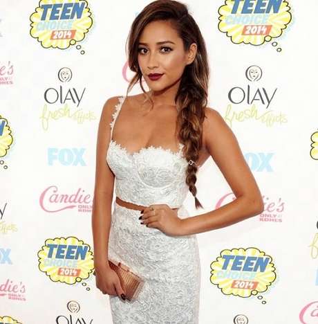 Shay Mitchell investe em trança longa lateral para o Teen Choice Awards Shay Mitchell investe em trança longa lateral para o Teen Choice Awards
